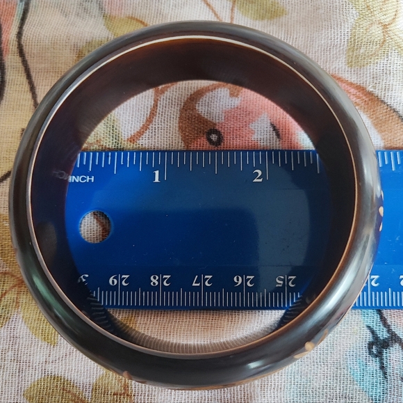 Brown Carved Plastic Heavy Plastic Vintage Infinity Bracelet No Seams - Picture 4 of 7